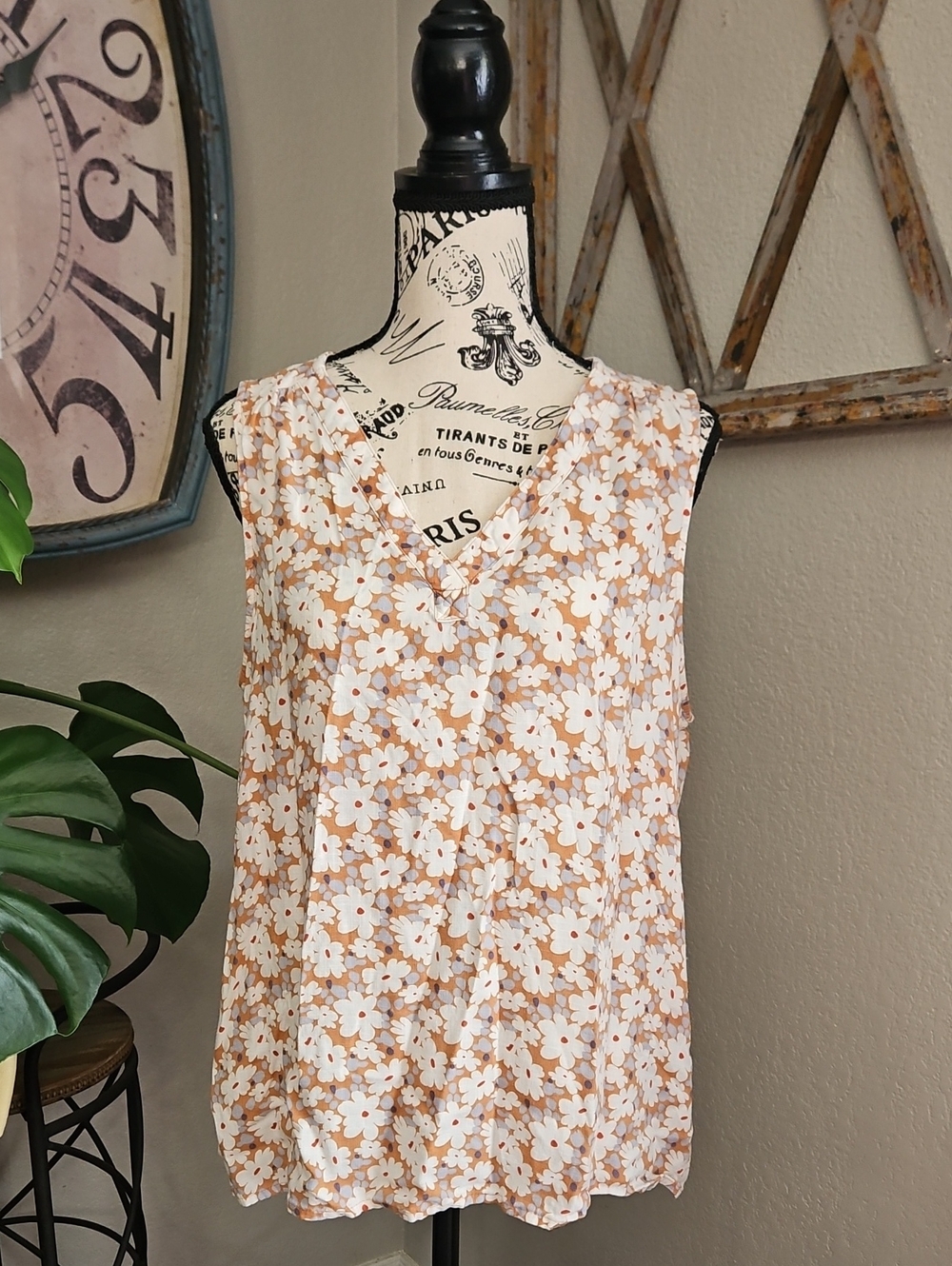 Sonoma White & Tan Floral V-Neck Tank Top Size Large